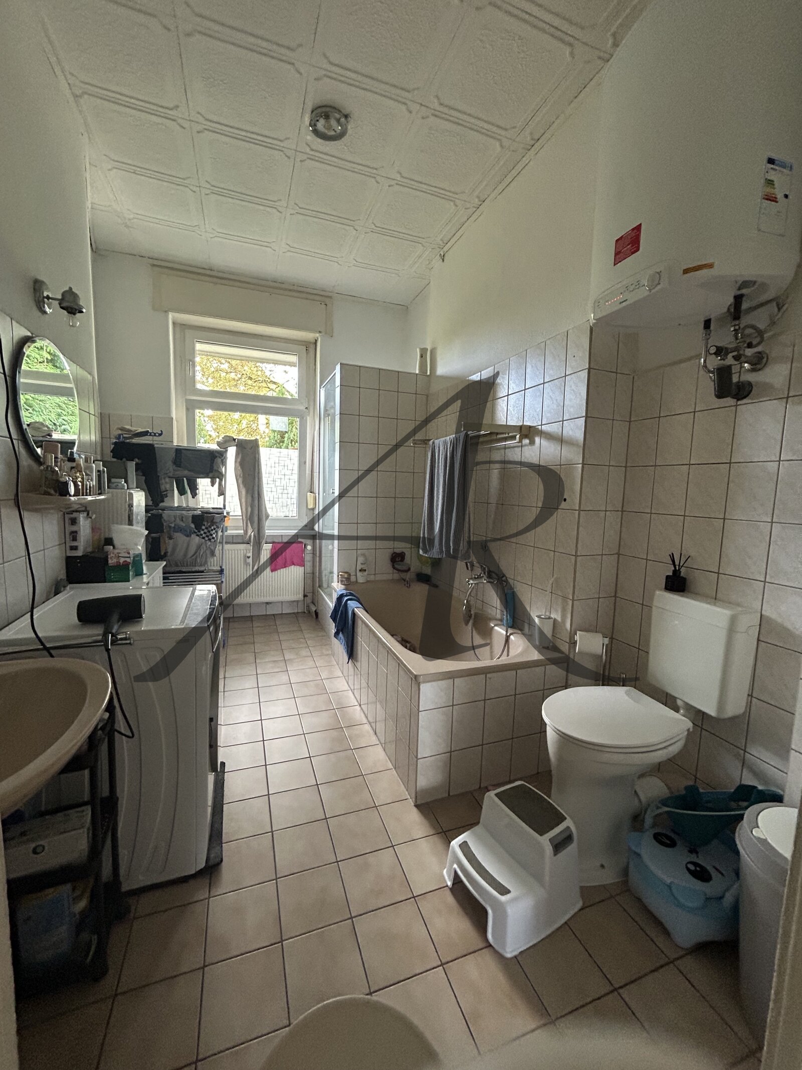 Tageslichtbad mit Badewanne und Dusche Tageslichtbad mit Badewanne und Dusche