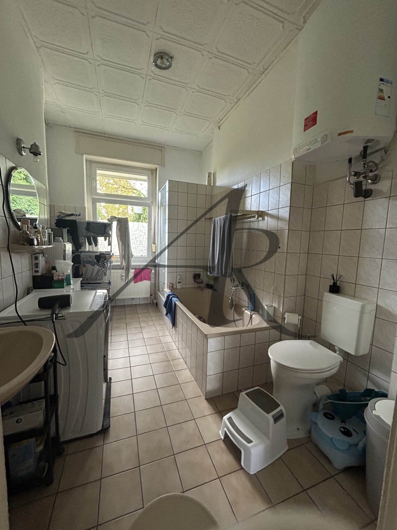 Tageslichtbad mit Badewanne und Dusche Tageslichtbad mit Badewanne und Dusche