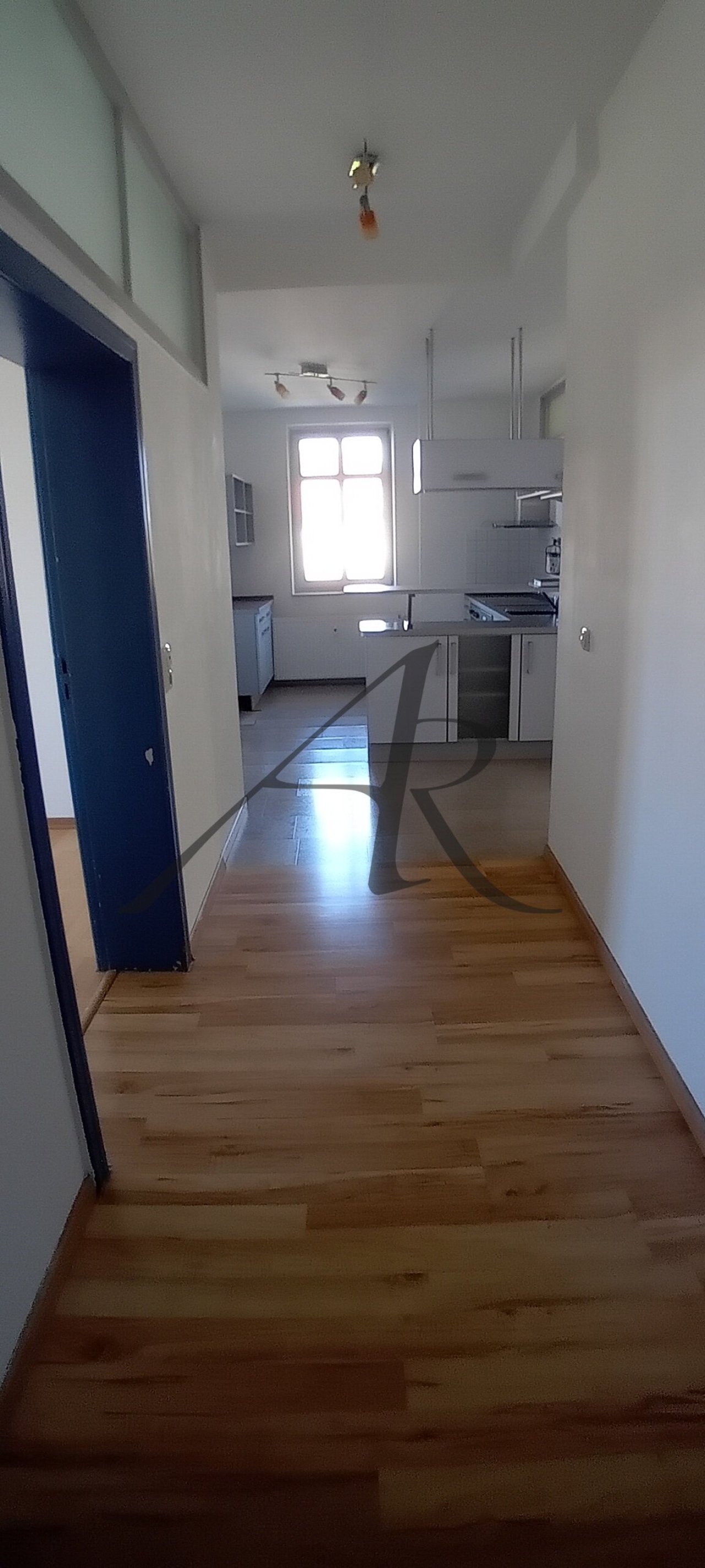 Flur mit Blick in die offen Küche