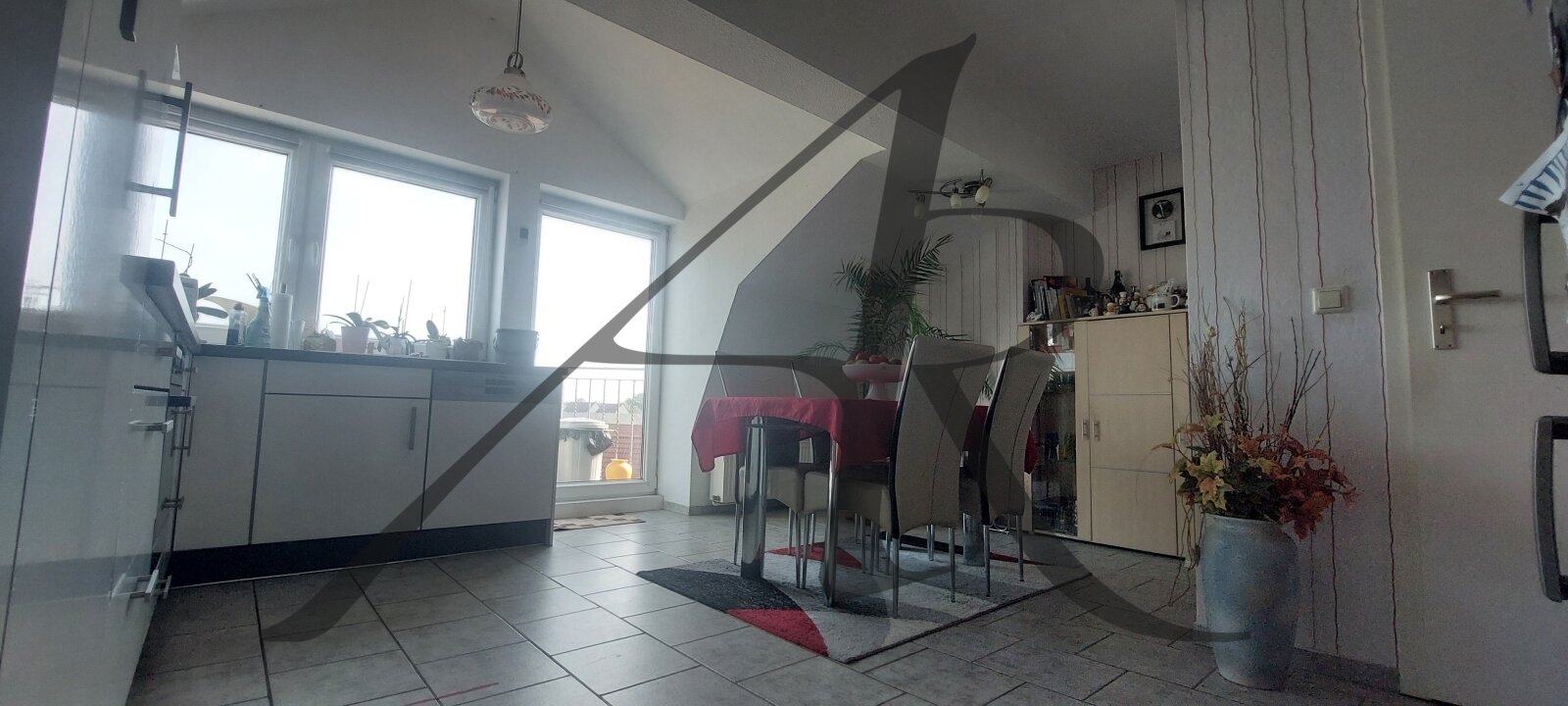 Küche mit Balkon und Abstellraum