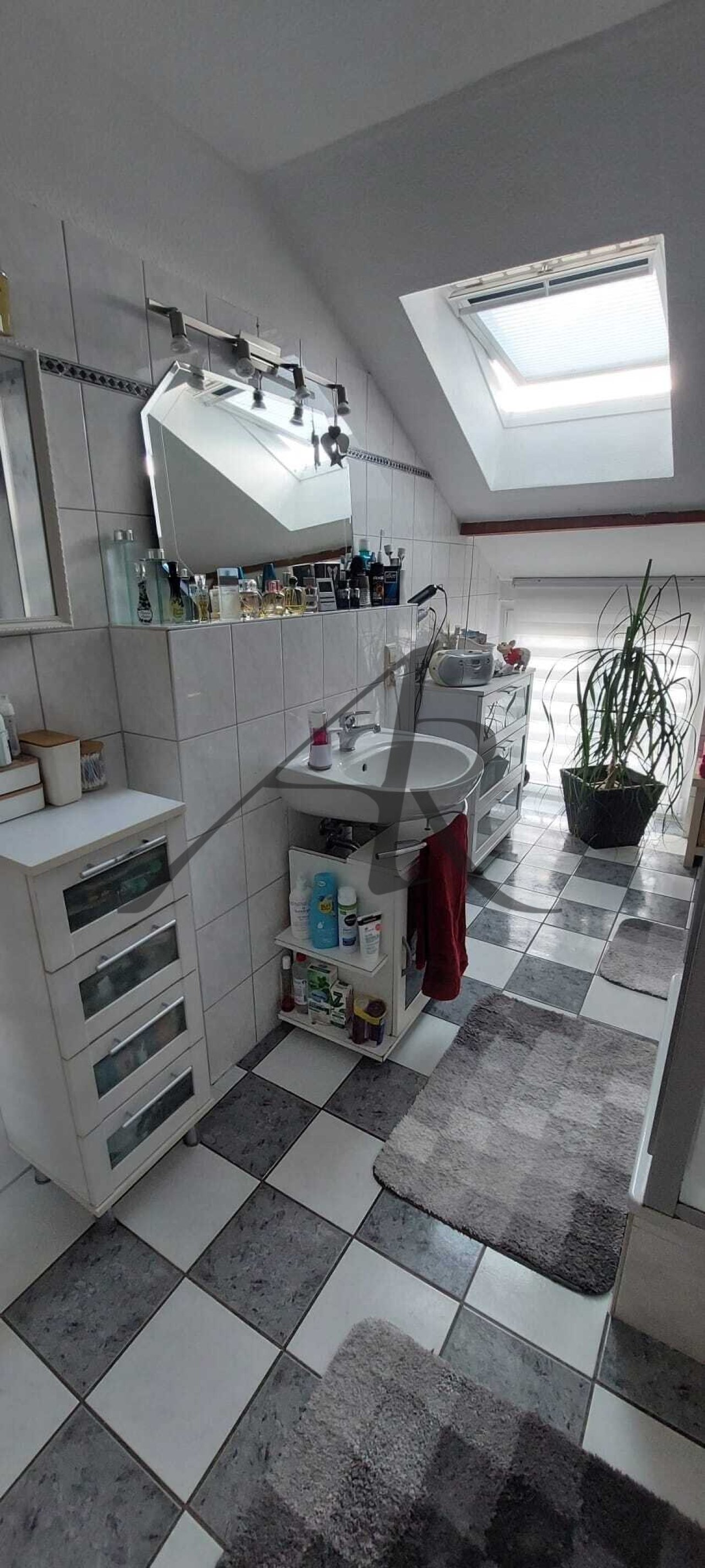 Tageslichtbad mit Badewanne und Dusche