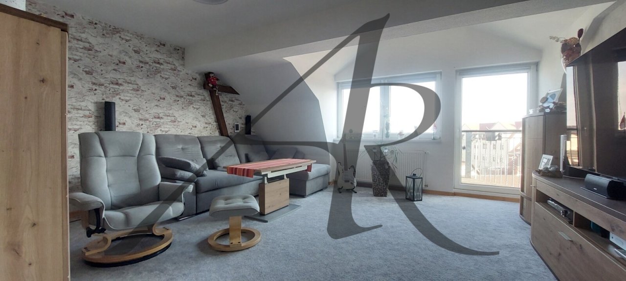 Wohnzimmer mit Balkon
