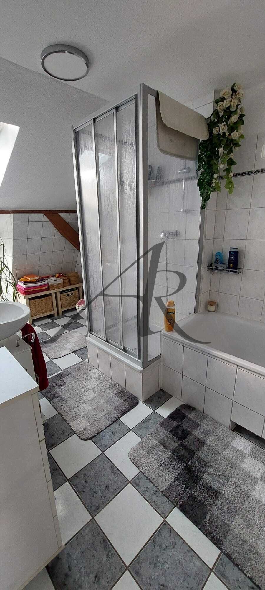 Tageslichtbad mit Badewanne und Dusche