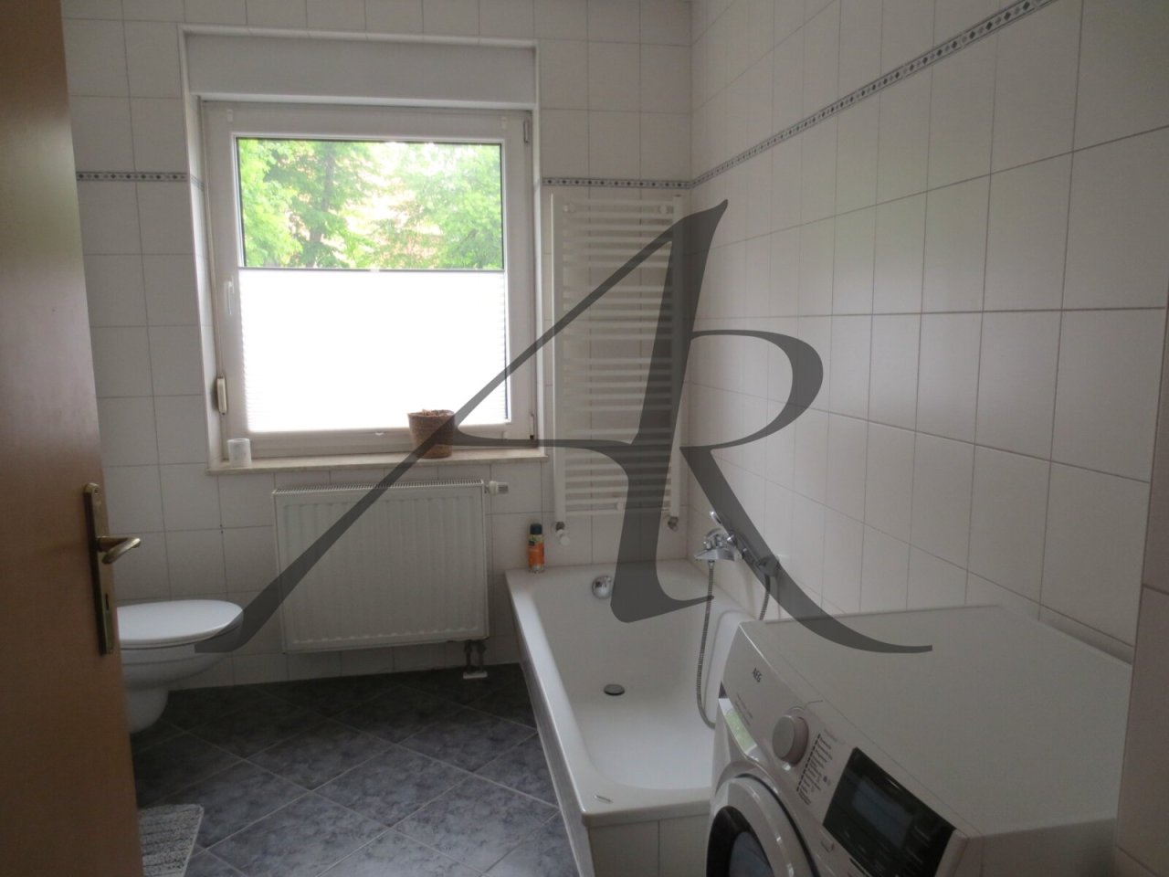 Tageslichtbad mit Badewanne und Dusche Tageslichtbad mit Badewanne und Dusche