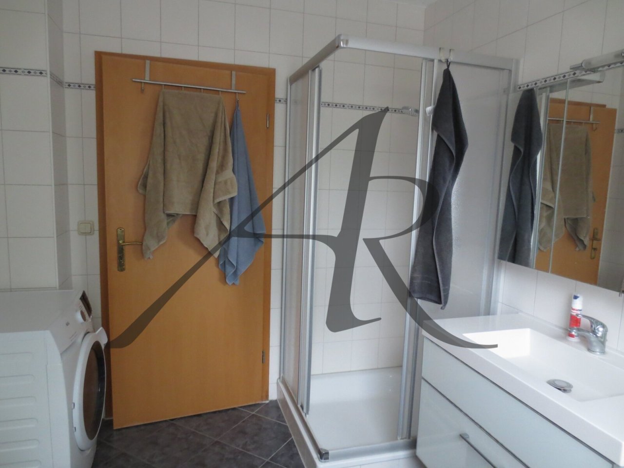 Tageslichtbad mit Badewanne und Dusche Tageslichtbad mit Badewanne und Dusche