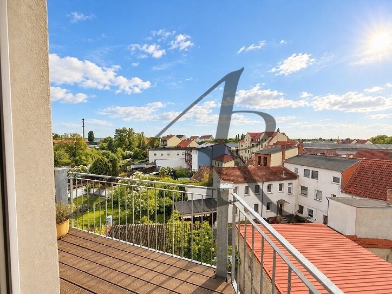 Sonniger Balkonblick über Dächer und Gärten Sonniger Balkonblick über Dächer und Gärten