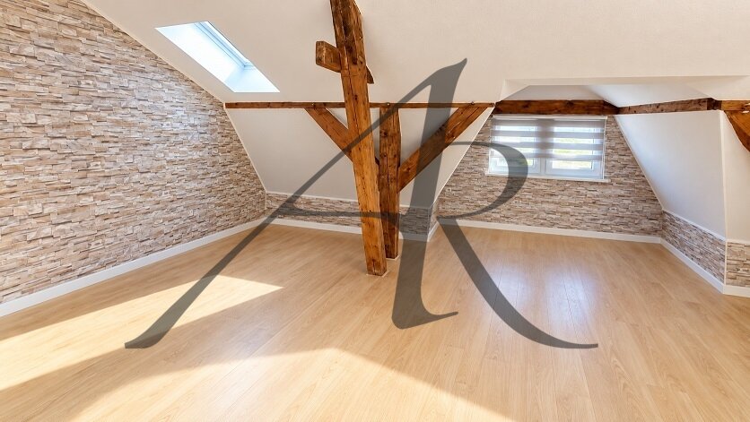 Heller, rustikaler Dachboden mit Holzbalken Heller, rustikaler Dachboden mit Holzbalken