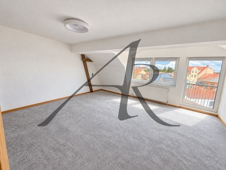 Heller Dachraum mit restauriertem Holzbalken Heller Dachraum mit restauriertem Holzbalken