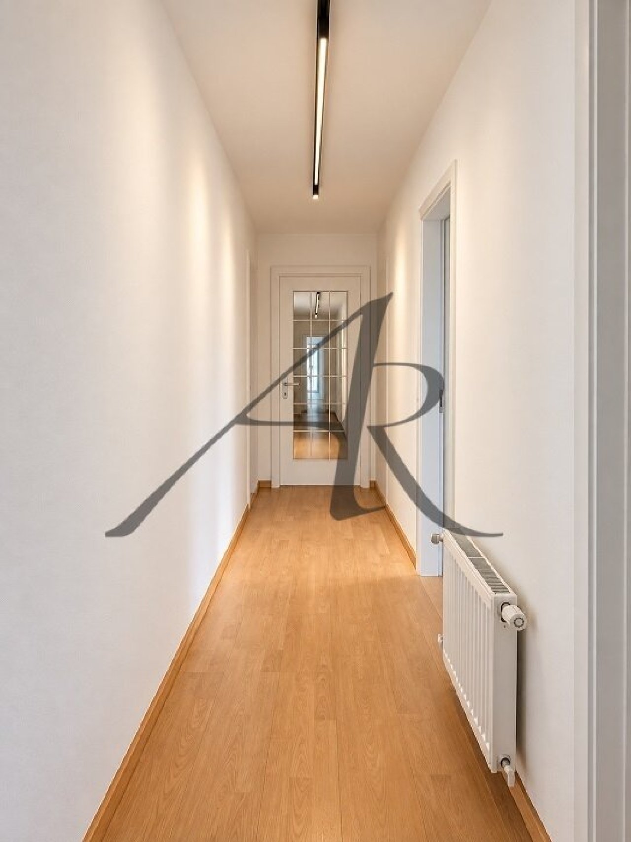 Minimalistischer Flur mit Glastür Minimalistischer Flur mit Glastür