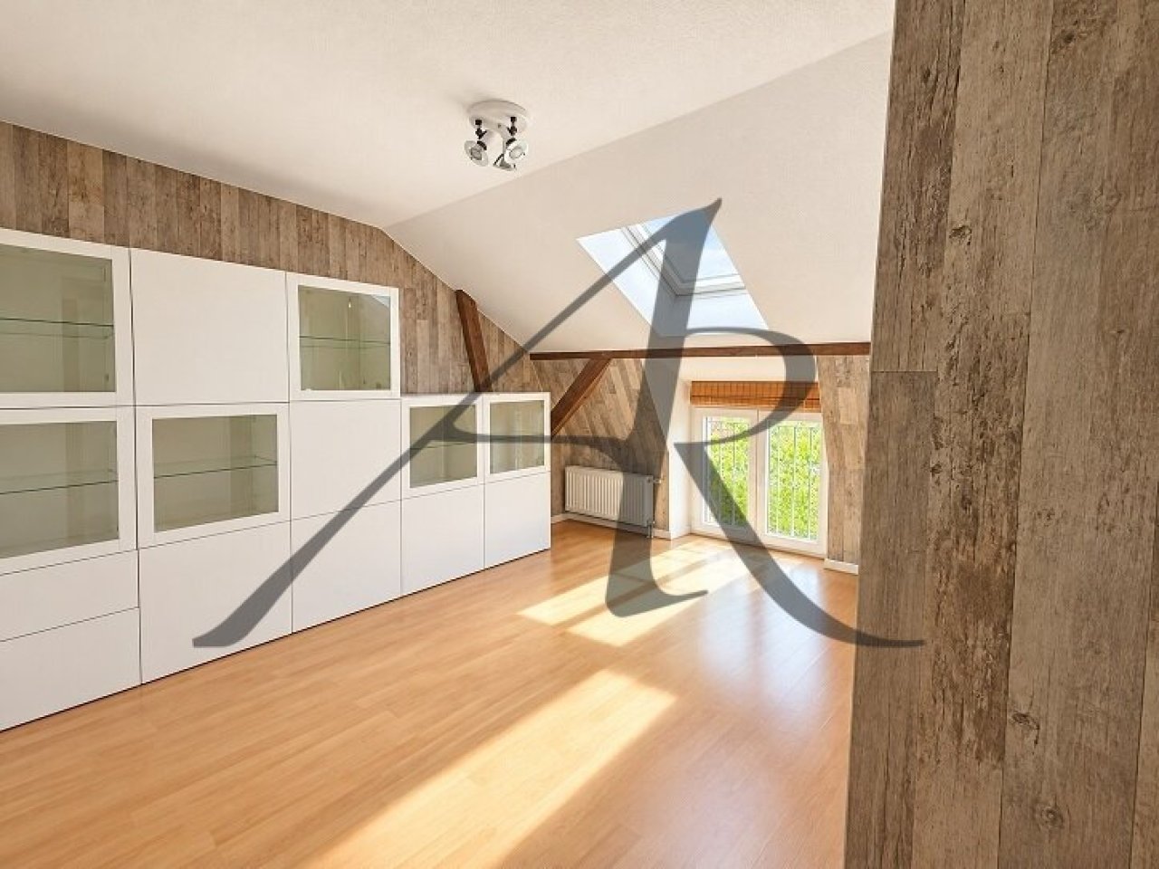 Heller minimalistischer Dachboden mit Schrankwand Heller minimalistischer Dachboden mit Schrankwand