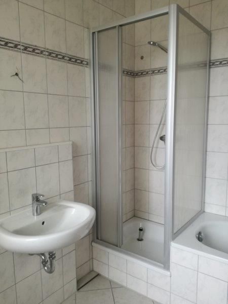 Bad mit Wanne, Dusche und Fenster Bad mit Wanne, Dusche und Fenster