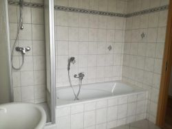 Bad mit Wann, Dusche und Fenster Bad mit Wann, Dusche und Fenster