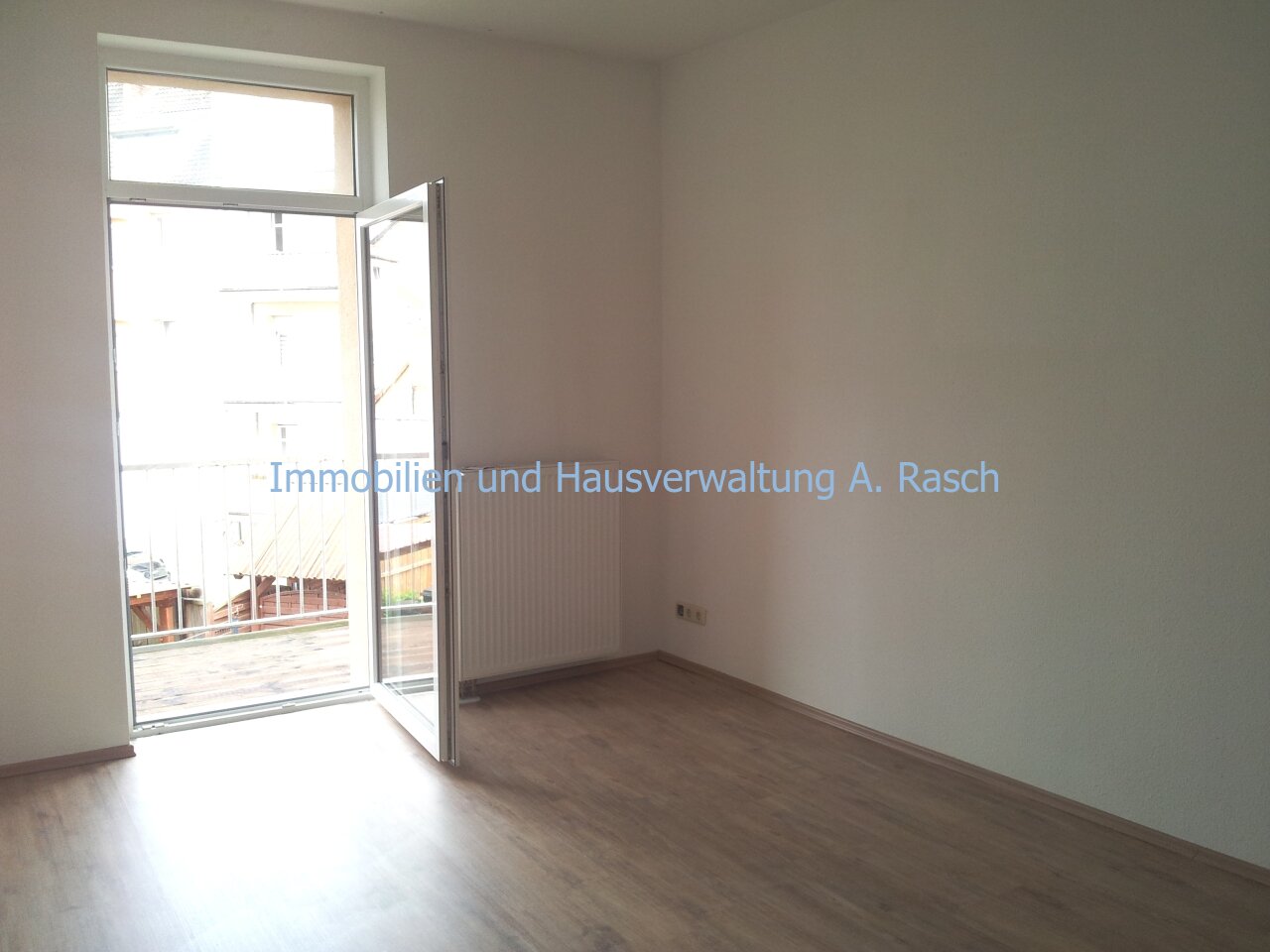 Wohnzimmer mit Zugang zum Balkon
