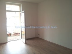 Wohnzimmer mit Zugang zum Balkon Wohnzimmer mit Zugang zum Balkon
