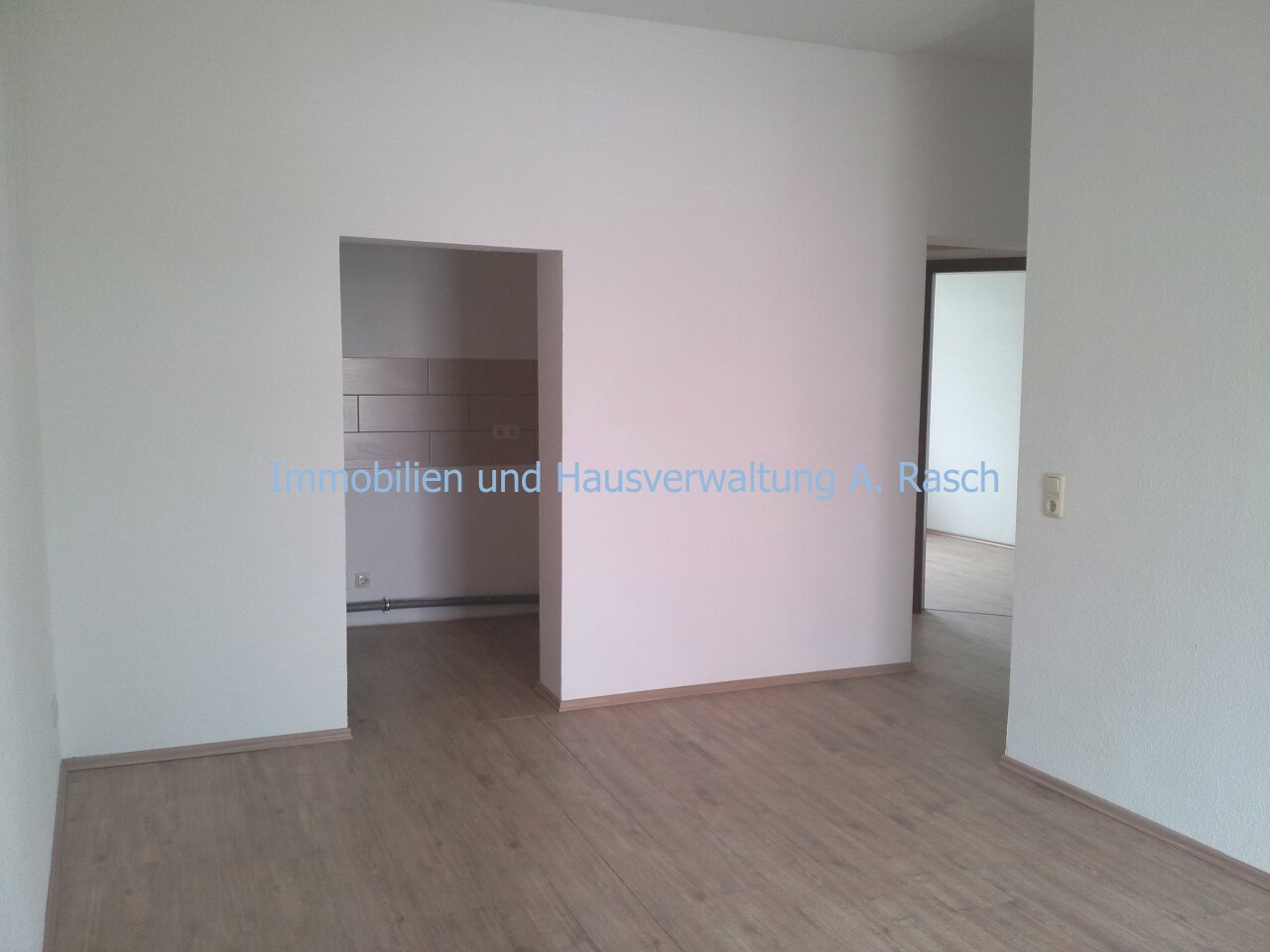 Wohnzimmer mit Blick zur Küche und zum Flur
