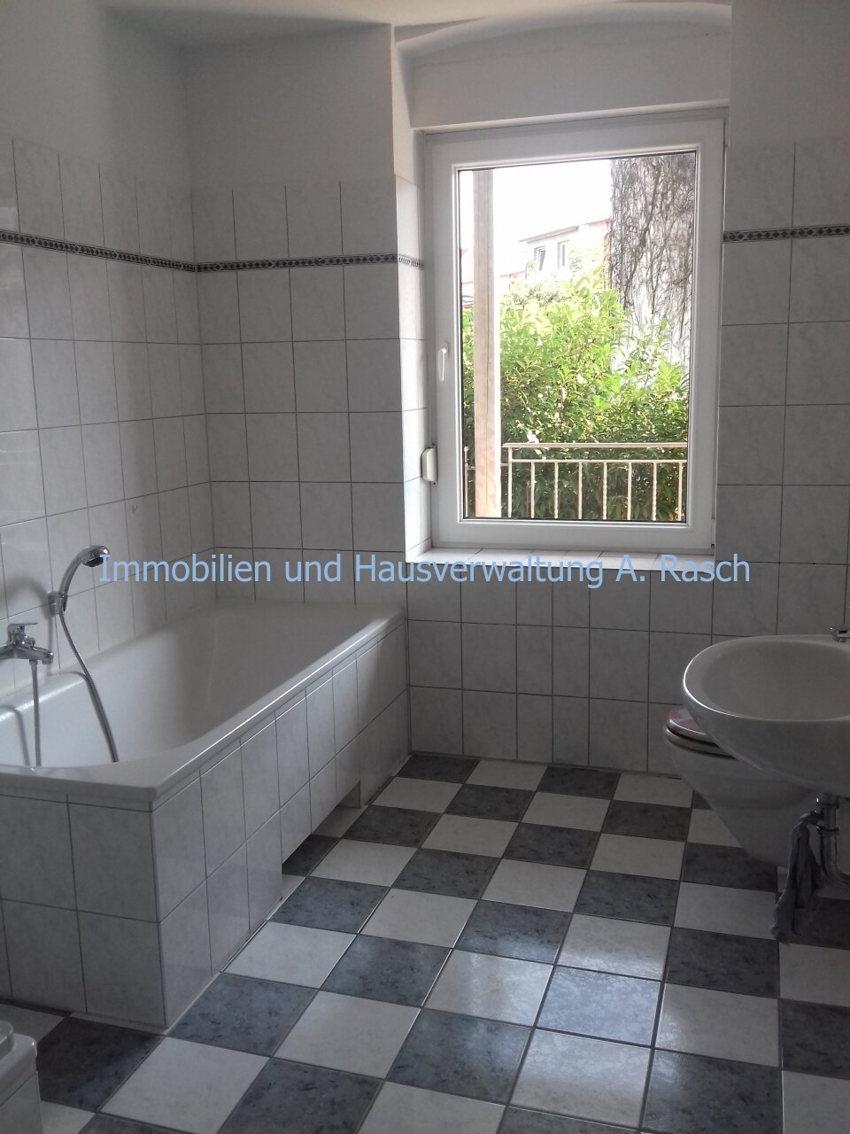 Bad mit Wanne, Dusche und Fenster Bad mit Wanne, Dusche und Fenster