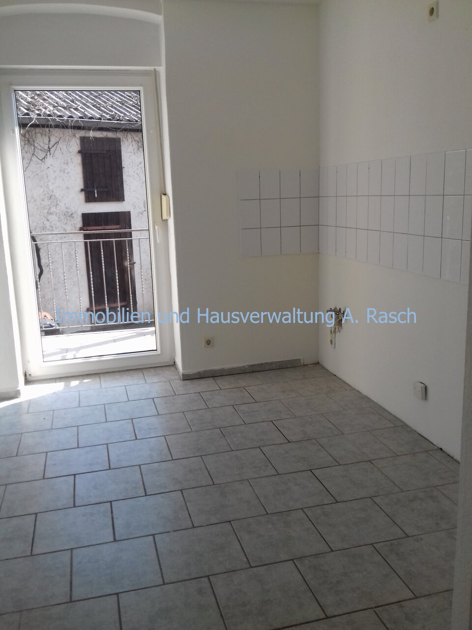 Küche mit Zugang zum Balkon Küche mit Zugang zum Balkon