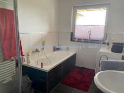 Bad mit Wanne, Dusche und Fenster Bad mit Wanne, Dusche und Fenster