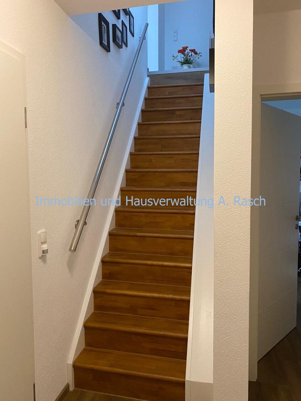 schicke Holztreppe in die obere Ebene schicke Holztreppe in die obere Ebene
