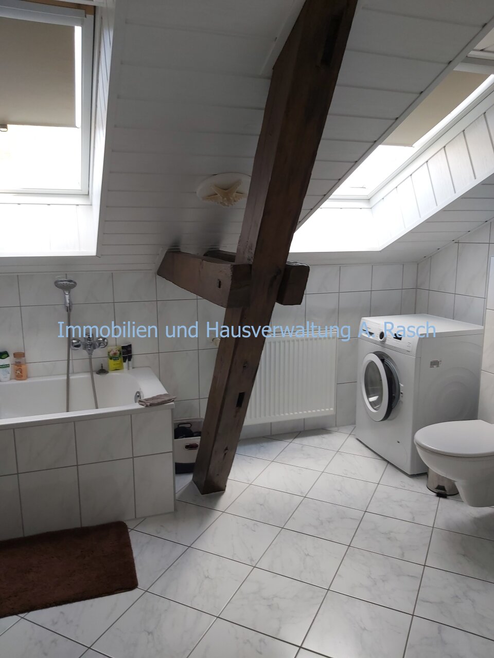 Bad mit Wanne, Dusche und Fenster Bad mit Wanne, Dusche und Fenster