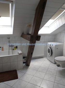 Bad mit Wanne, Dusche und Fenster Bad mit Wanne, Dusche und Fenster