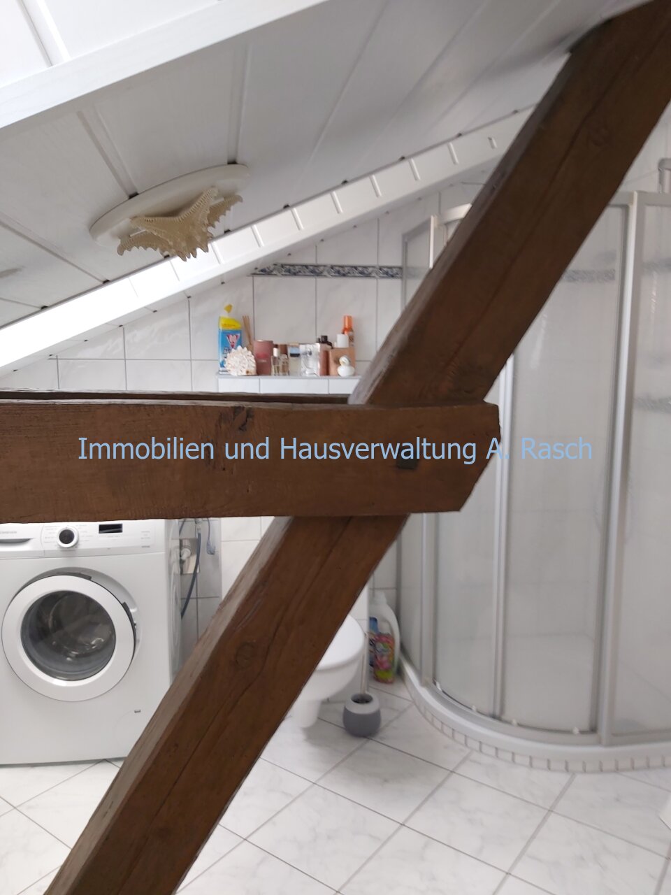 Bad mit Wanne, Dusche und Fenster Bad mit Wanne, Dusche und Fenster