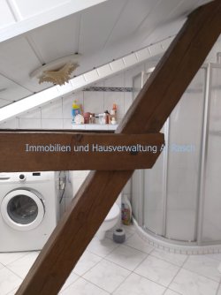 Bad mit Wanne, Dusche und Fenster Bad mit Wanne, Dusche und Fenster