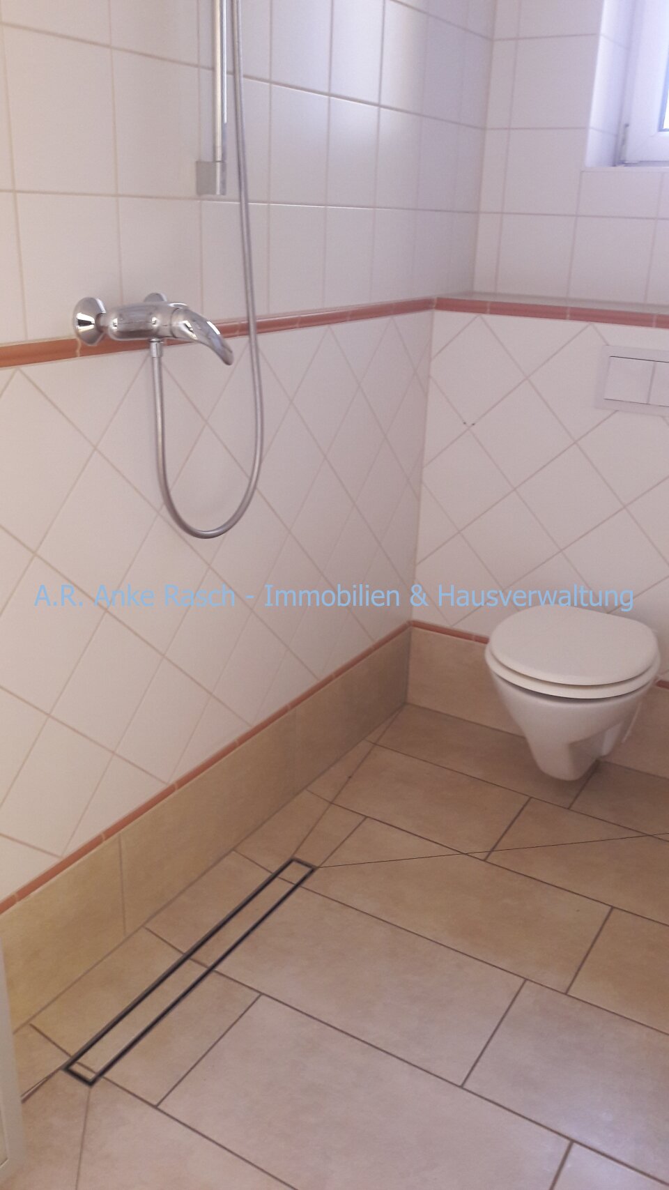  Bad mit Fenster und Dusche