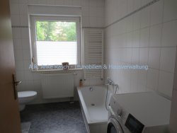 Bad mit Wanne, Dusche und Fenster Bad mit Wanne, Dusche und Fenster