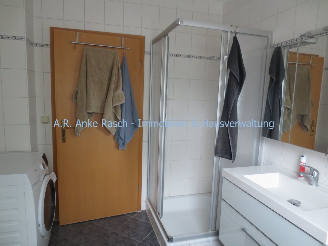 Bad mit Wanne, Dusche und Fenster Bad mit Wanne, Dusche und Fenster