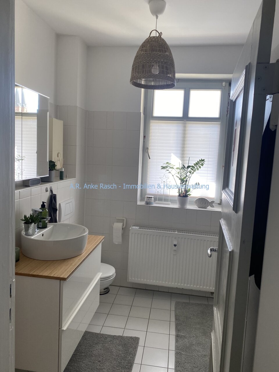Bad mit Fenster und Badewanne