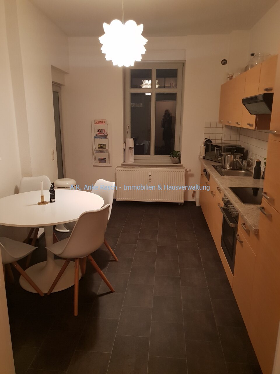  Küche mit Zugang zum Balkon