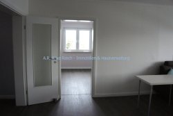 Wohnzimmer mit Zugang zur Küche mit Esszimmer Wohnzimmer mit Zugang zur Küche mit Esszimmer