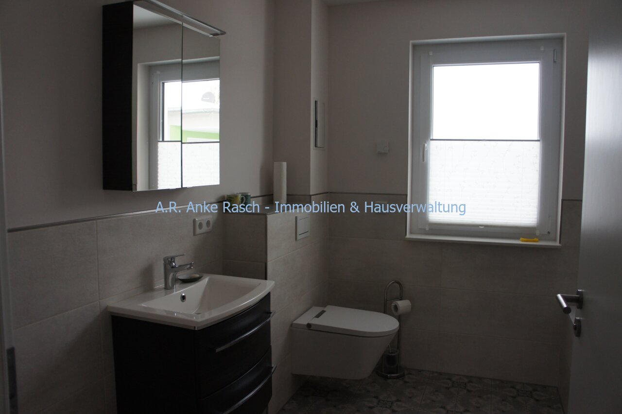 Bad mit Fenster, Badewanne und Dusche Bad mit Fenster, Badewanne und Dusche