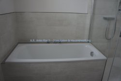 Bad mit Fenster, Badewanne und Dusche Bad mit Fenster, Badewanne und Dusche