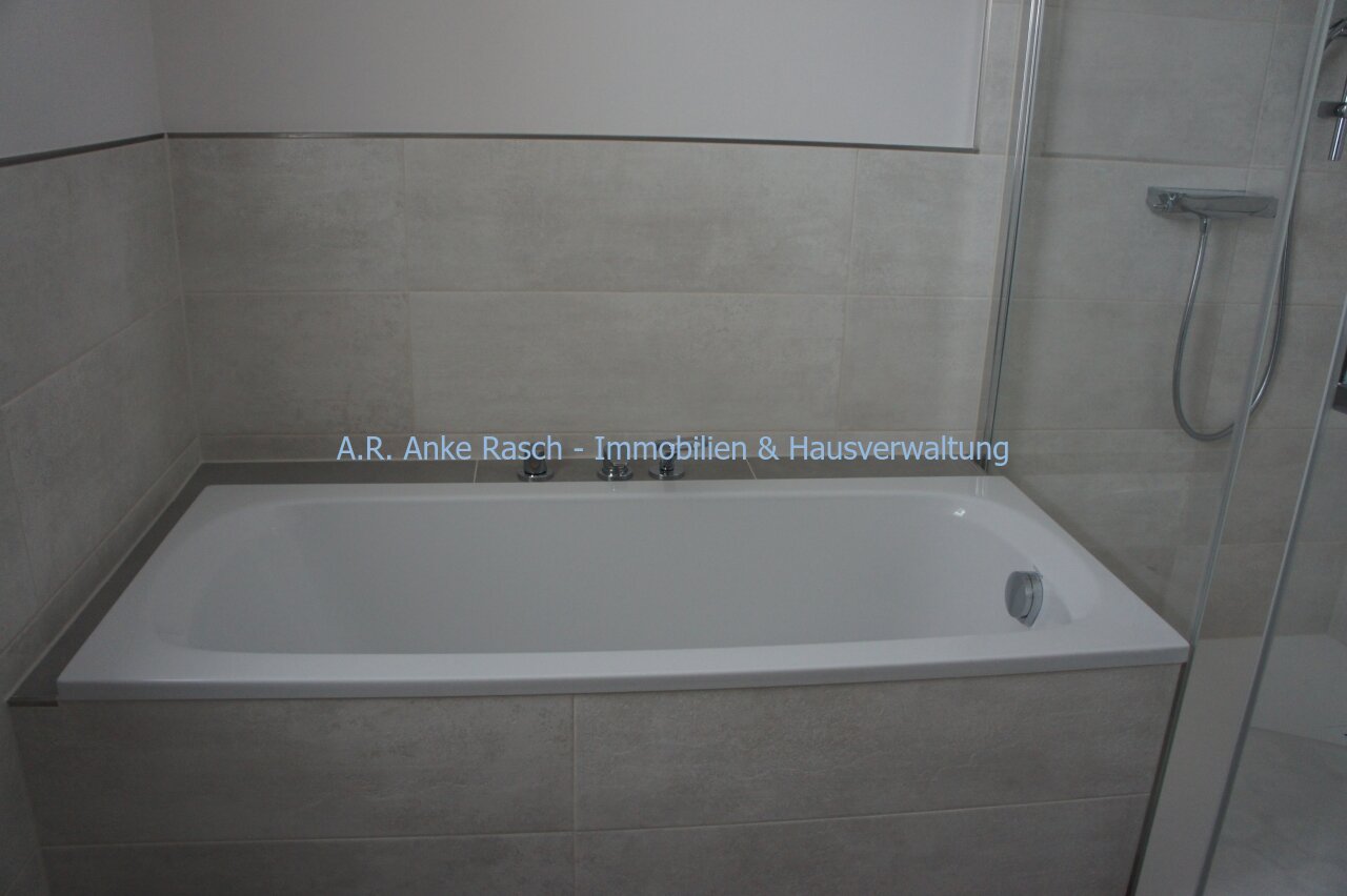 Bad mit Fenster, Wanne und Dusche Bad mit Fenster, Wanne und Dusche