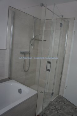 Bad mit Fenster, Wanne und Dusche Bad mit Fenster, Wanne und Dusche
