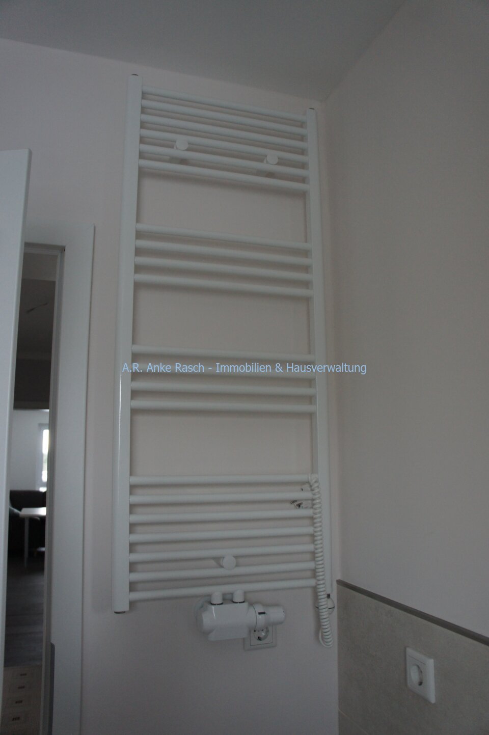 Bad mit Fenster, Wanne und Dusche Bad mit Fenster, Wanne und Dusche