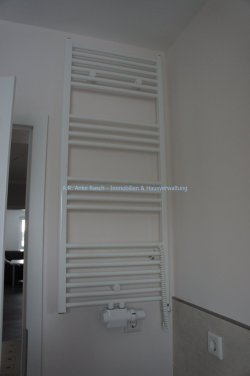 Bad mit Fenster, Wanne und Dusche Bad mit Fenster, Wanne und Dusche