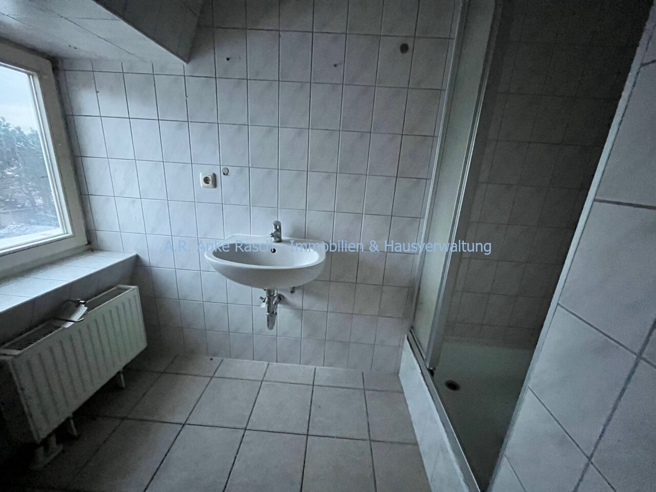Bad mit Dusche und Fenster Bad mit Dusche und Fenster