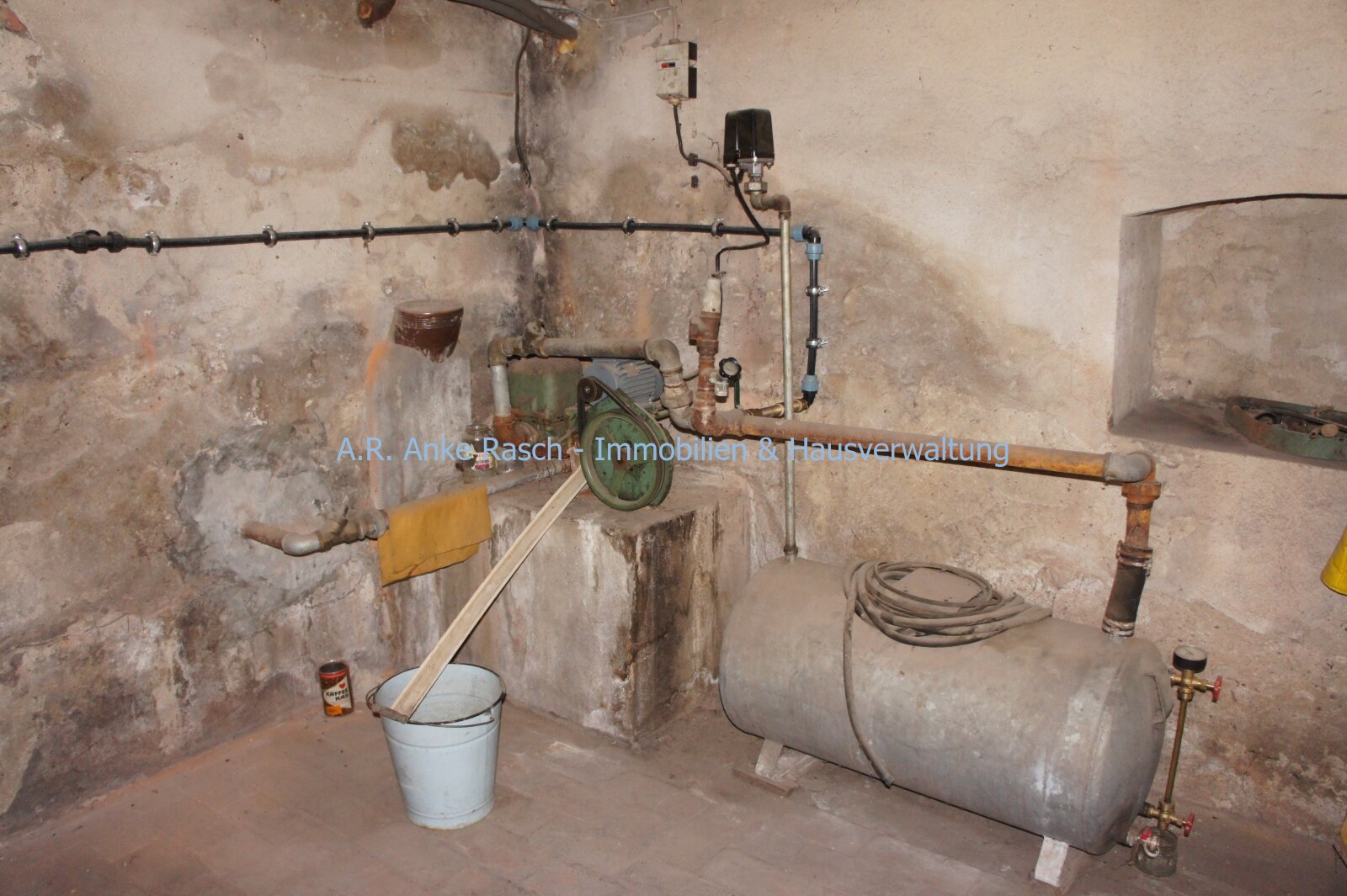 Keller, alte Hauswasserversorgung für Gartenbewässerung