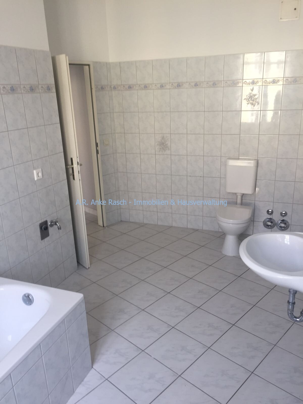 Bad Fenster und Badewanne