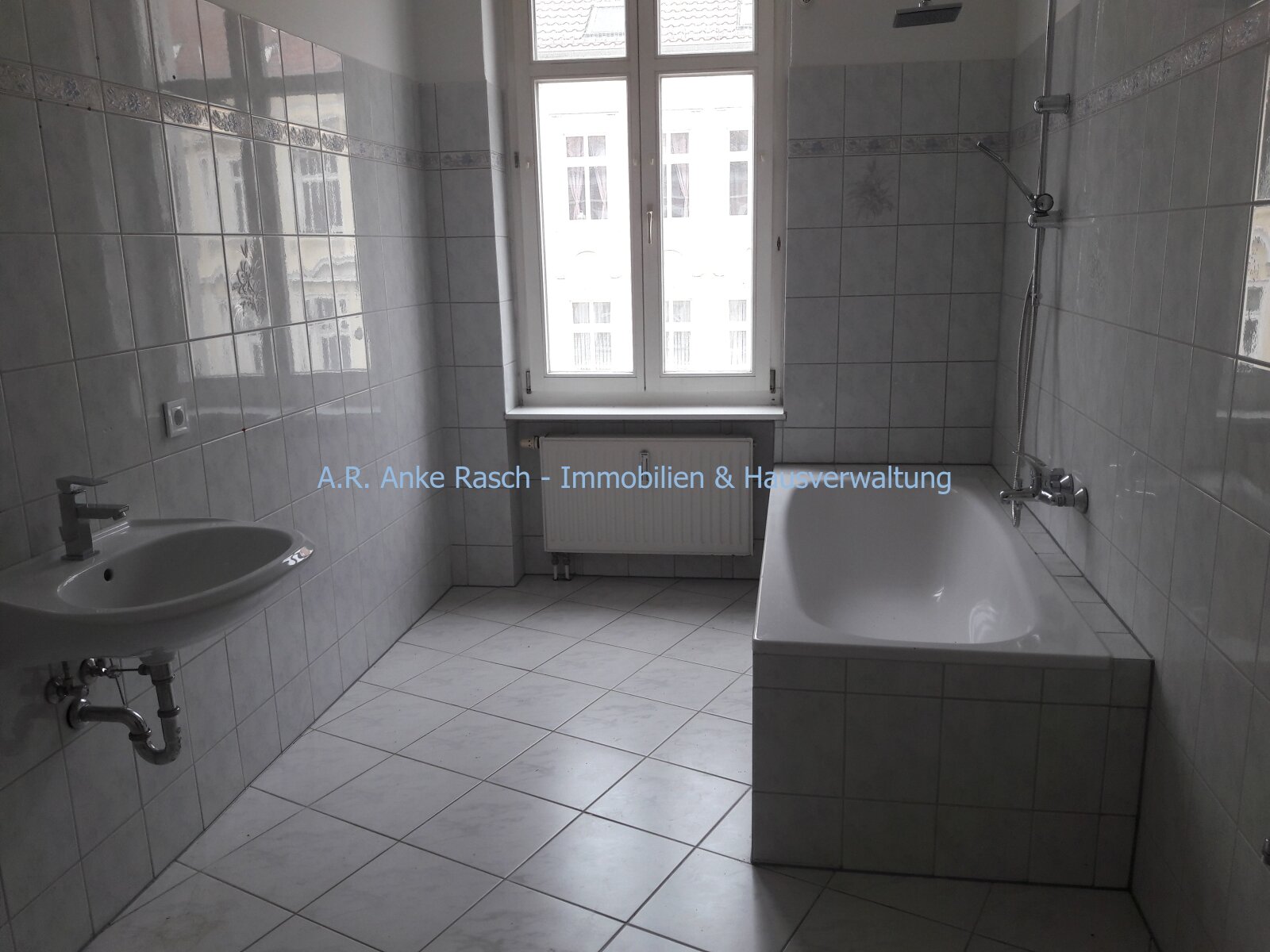 Bad mit Fenster und Badewanne