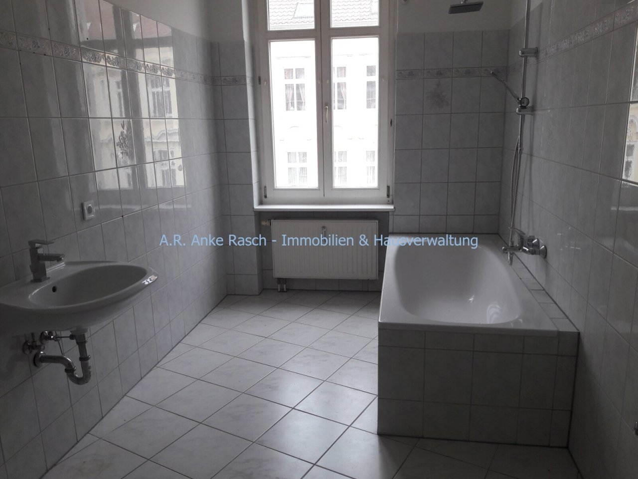 Bad mit Fenster und Badewanne Bad mit Fenster und Badewanne