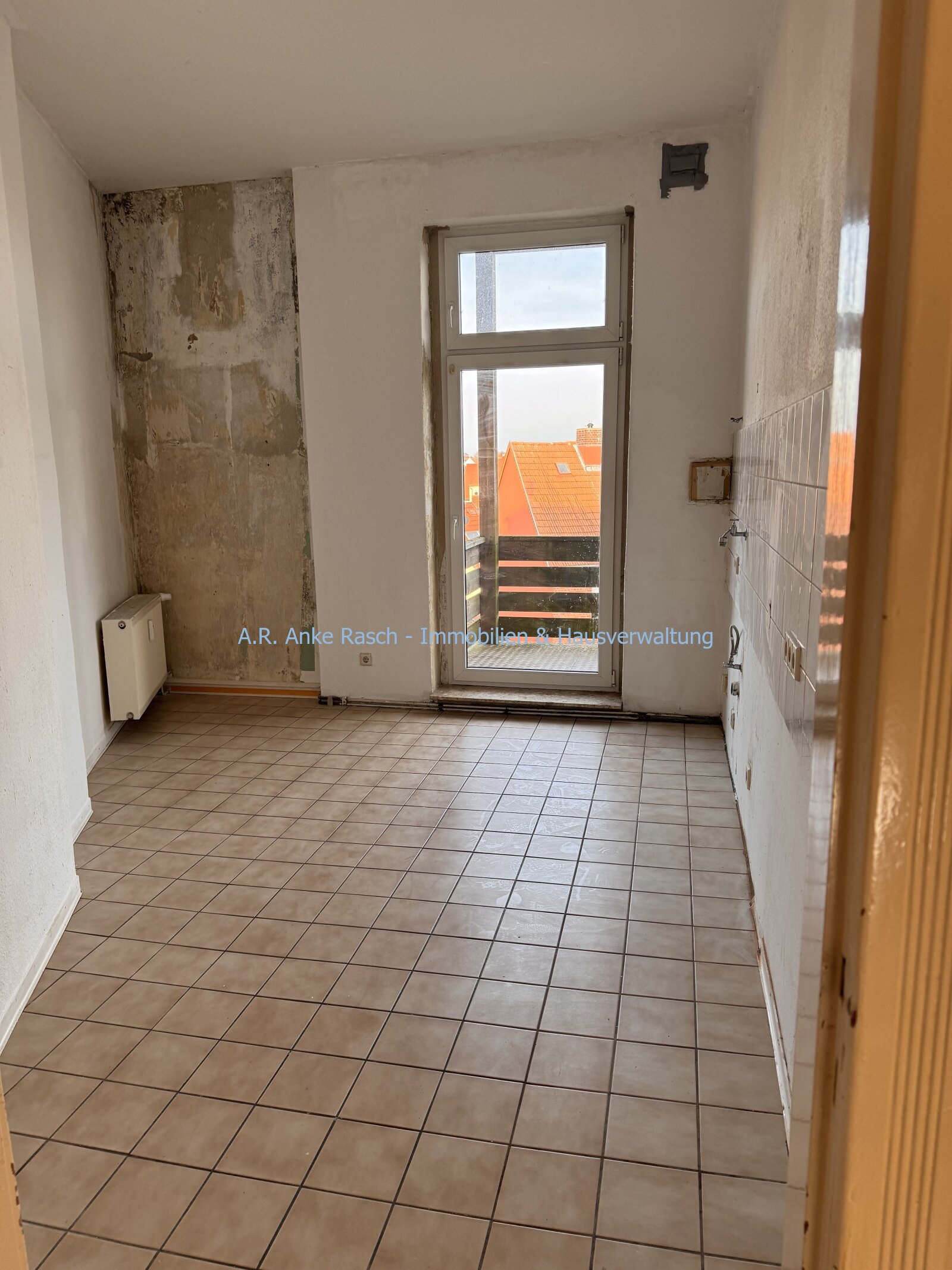 Küche mit Balkon