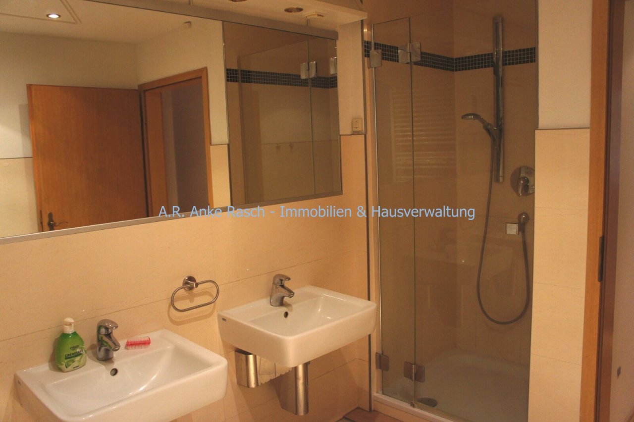 Bad mit Badewanne und Dusche Bad mit Badewanne und Dusche