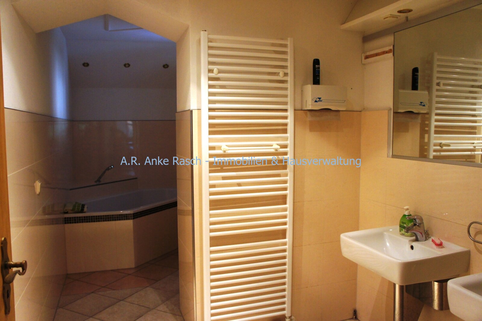 Bad mit Badewanne und Dusche Bad mit Badewanne und Dusche