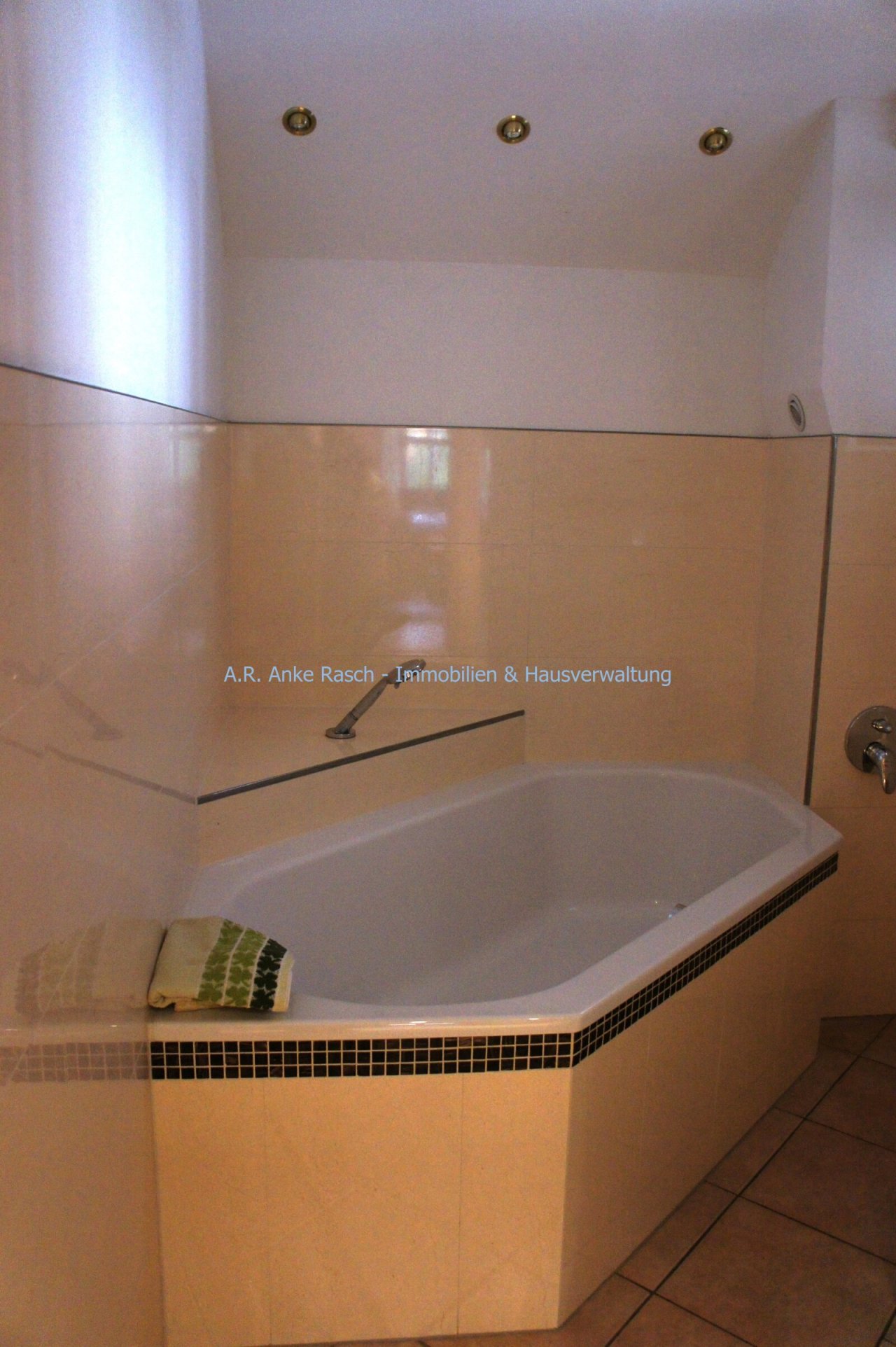 Bad mit Badewanne und Dusche Bad mit Badewanne und Dusche