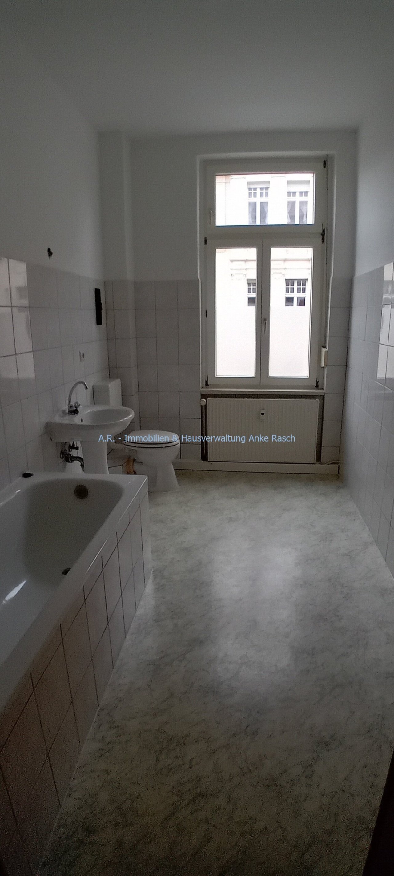 Bad mit Fenster und Badewanne Bad mit Fenster und Badewanne