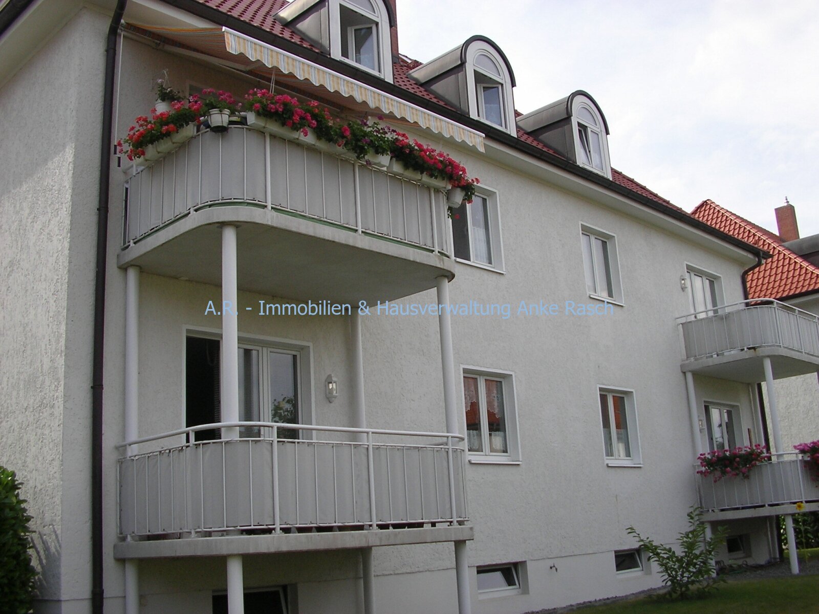 Gartenansicht, schöne Balkone Gartenansicht, schöne Balkone
